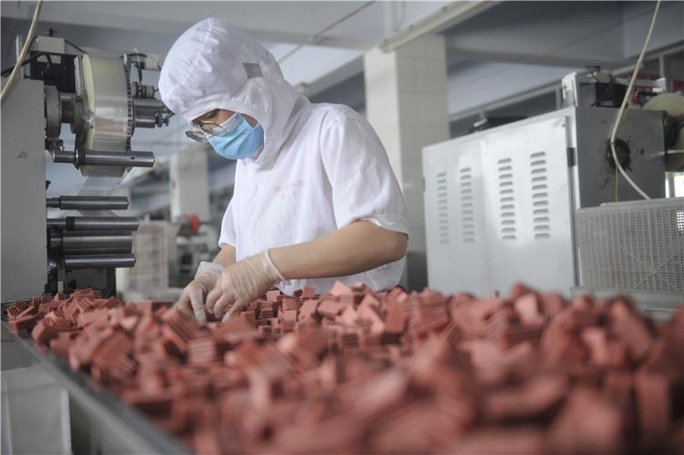 复工复产以来,河北省承德市营子区的山楂深加工企业积极组织人力赶制