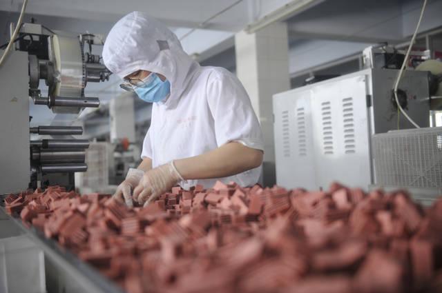 复工复产以来,河北省承德市营子区的山楂深加工企业积极组织人力钢破