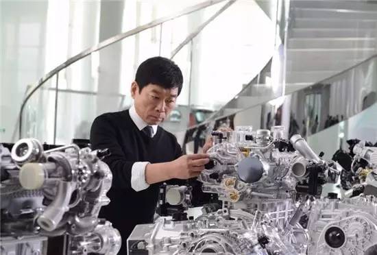 他26岁接手欠债200万小厂,只卖一类产品,不打广告,多次蝉联汽车首富